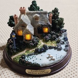 Thomas Kinkade “Everetts’s Cottage” Lighted Cottage Village Collectible Avon NEW